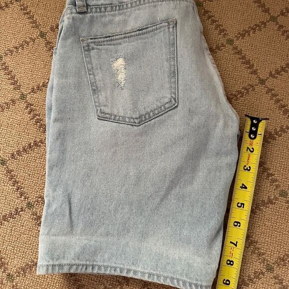 Lovers+Friends Dylan Slouchy boyfriend shorts in light blue 24 - Picture 11 of 13